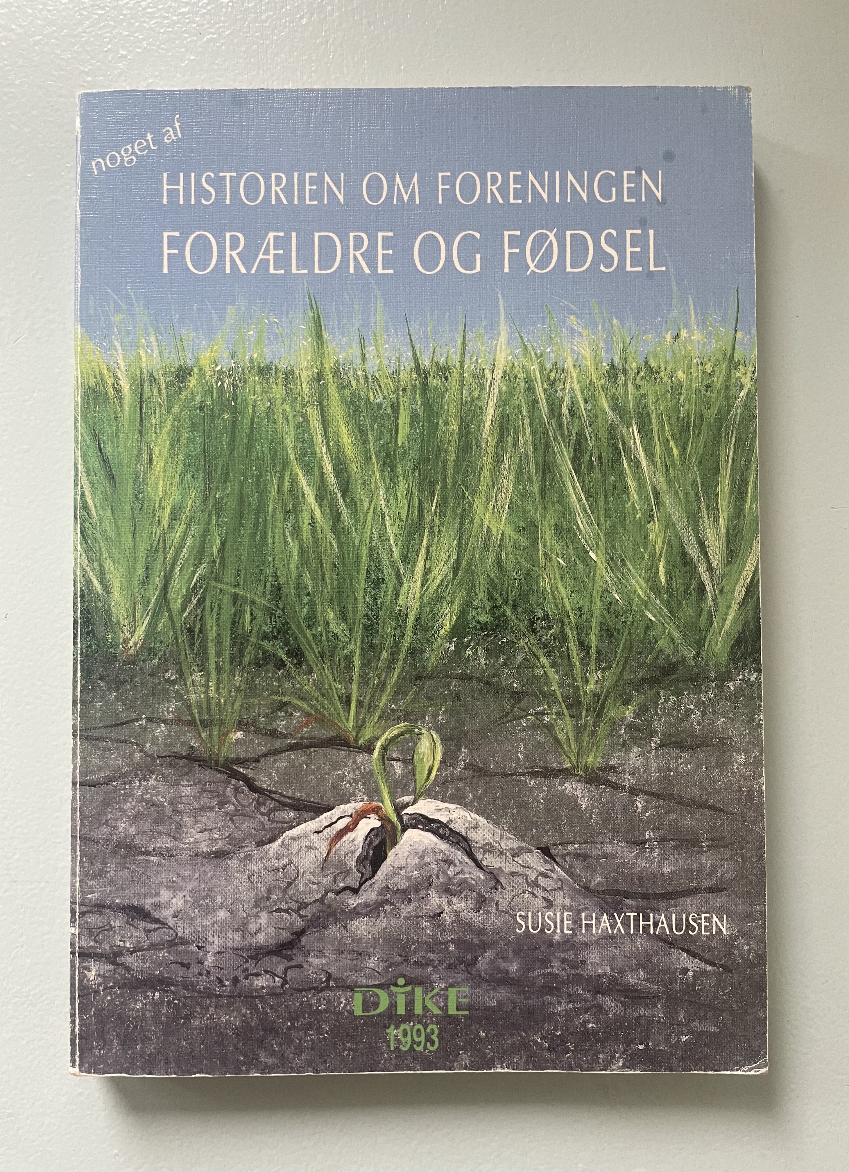 I 1993 blev bogen "Noget af historien om foreningen Forældre og Fødsel" udgivet. Bogen er skrevet af Susie Haxthausen, medstifter af foreningen, og beskriver de første 20 år af foreningens virke.